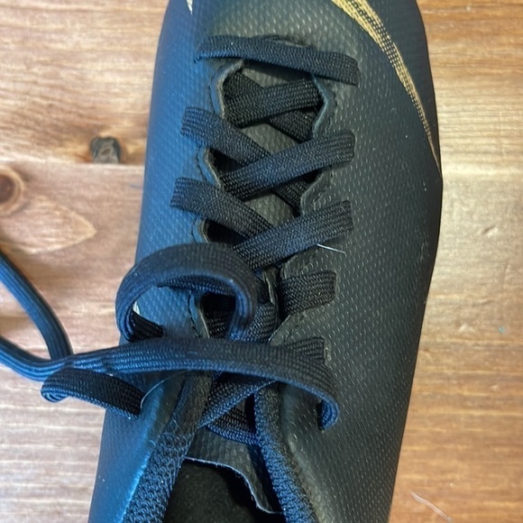 Nike youth 1Y cleats in black and gold (not worn) - Picture 6 of 9